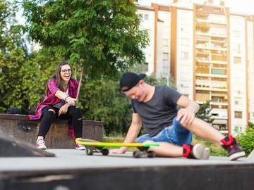 girl-laughing-at-guy-fell-off-skateboard