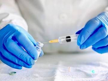 gloved-hands-with-syringe