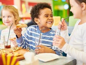kids-eating-at-table