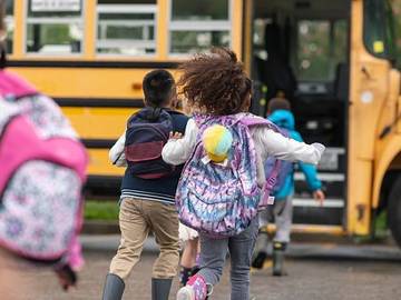 kids-running-to-schoolbus