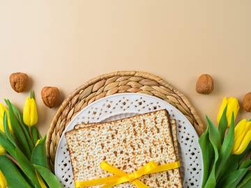 matzoh on plate with flowers