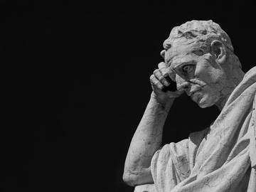statue-of-thinking-man