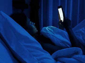 woman-reading-phone-in-bed