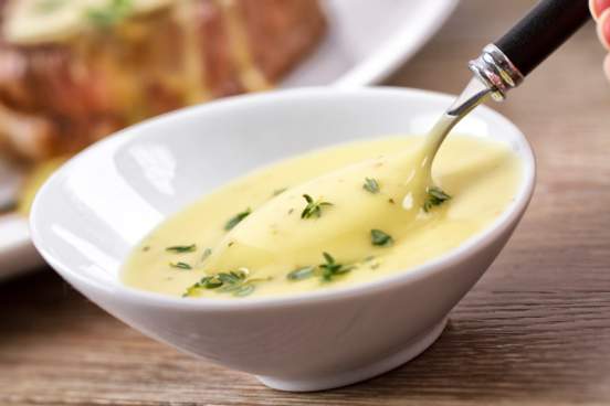 bearnaise in small dish