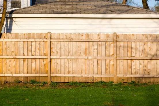 fence-next-to-garage