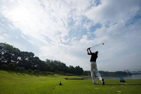 golfer-driving-ball