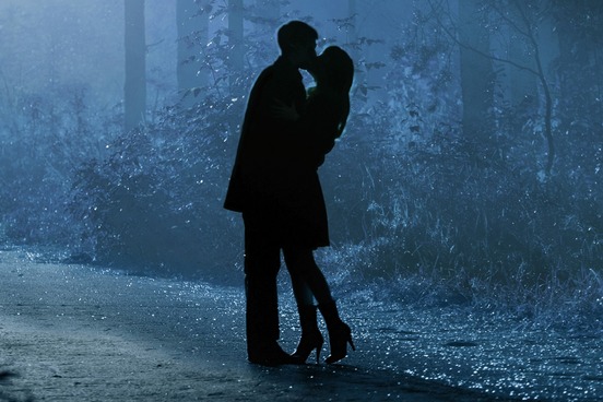 osculate couple kissing