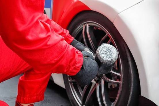 pit-crew-changing-tire