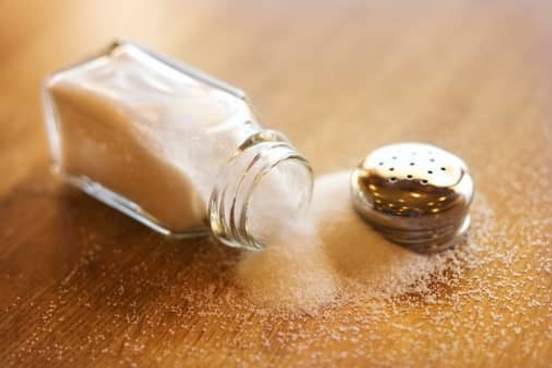 salt shaker with loose top spilling