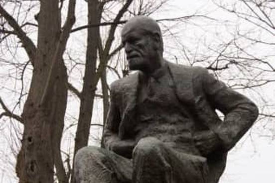 sigmund freud statue