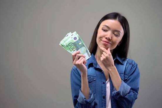 woman-holding-money