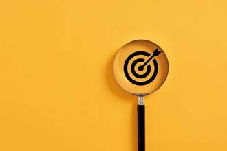 Magnifier focuses on the target icon