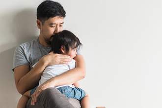 a-father-appeases-child