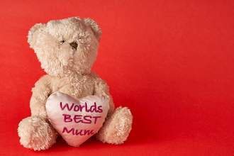 a-teddy-bear-holding-heart-with-words-worlds-best-mom