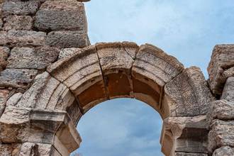 an arch made of stone with the keystone in place