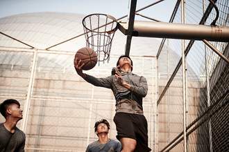 basketball player doing reverse layup