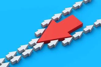 one large red arrow going against many small white arrows
