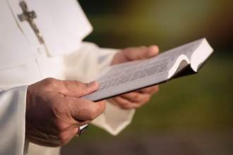 pope reading the bible