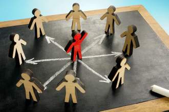 red person in the center of a circle willing to help those standing on the outside