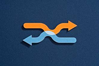 two overlapping arrows going in opposite directions