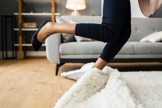woman-trips-over-rug